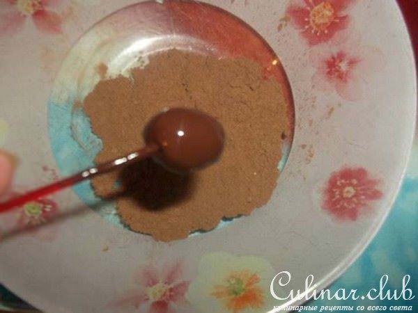 Клюквенный ликёр, с трюфелями из клюквы.