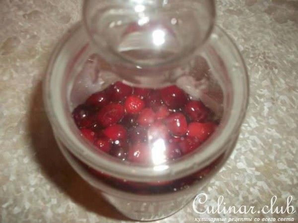Клюквенный ликёр, с трюфелями из клюквы.