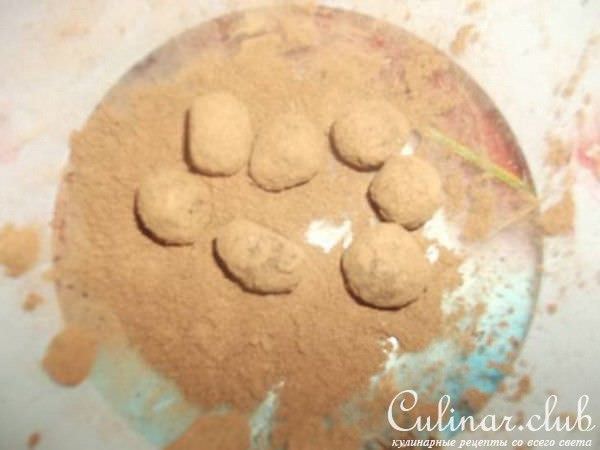 Клюквенный ликёр, с трюфелями из клюквы.