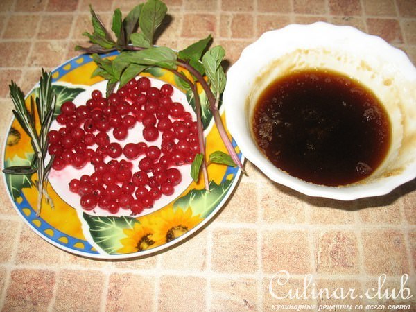 Чай из красной смородины с розмарином и мятой
