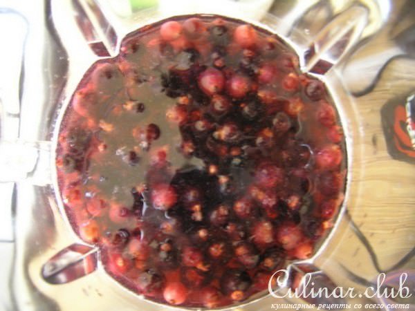 Морс из черной смородины с мятой и коричневым сахаром