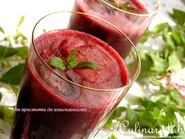 Морс из черной смородины с мятой и коричневым сахаром