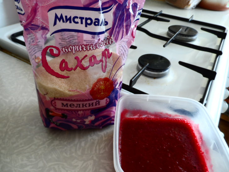 Оладушки с малиновым сиропом.