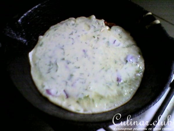 Блинные лепешки с луком и зеленью