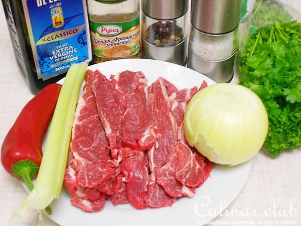 Блины свекольные с говядиной и овощами.