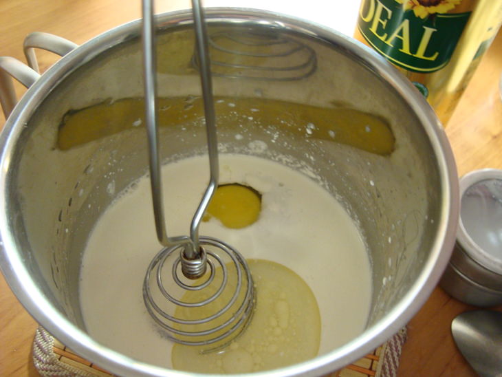Блины закусочные на майонезе с картошкой и жареным луком.