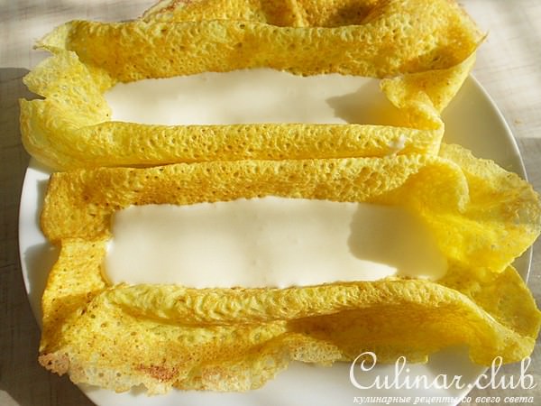 Блинные рулеты со сливочным муссом и абрикосами.