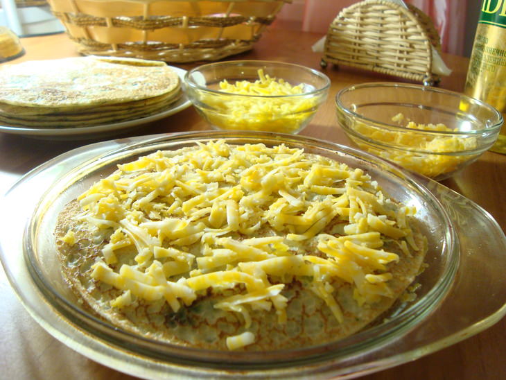 Блинный пирог с сыром и зеленью.