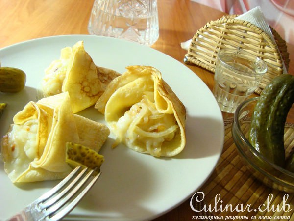 Блины закусочные на майонезе с картошкой и жареным луком.