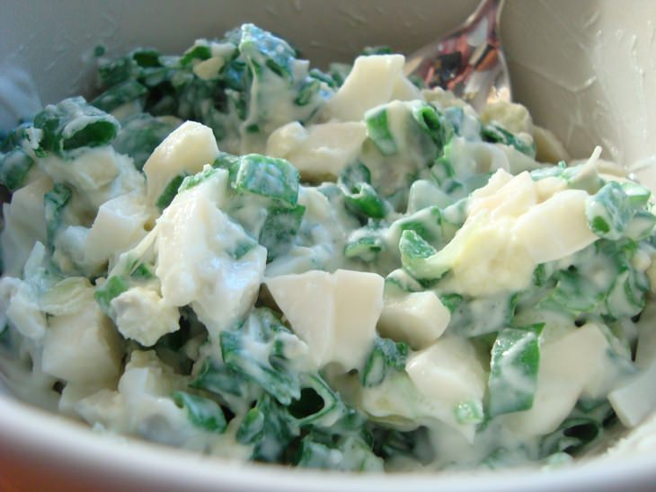 Блинчики с зелёным луком,яйцом и йогуртом.
