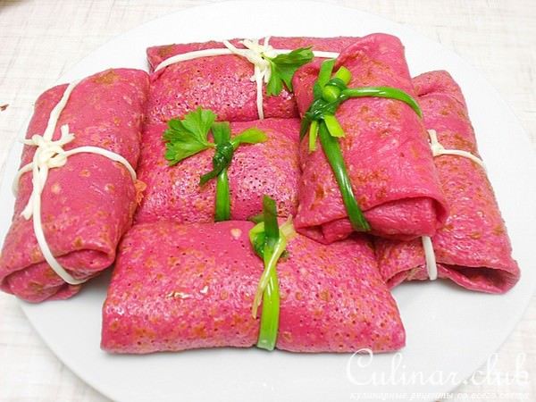 Блины свекольные с говядиной и овощами.