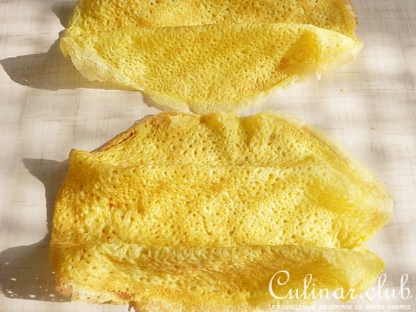 Блинные рулеты со сливочным муссом и абрикосами.