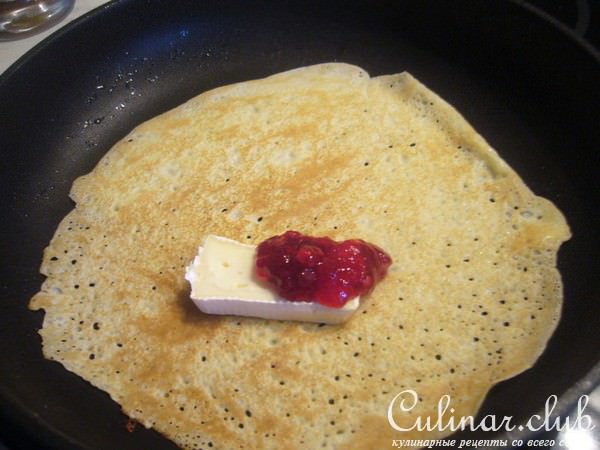 Crpes или французские блинчики с камамбером и клюквенным конфитюром