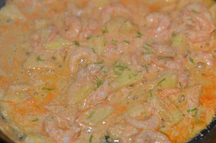 Блины карри с креветками и ананасом.