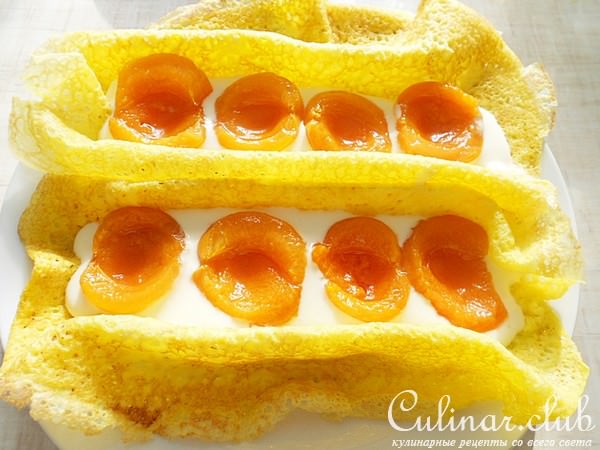 Блинные рулеты со сливочным муссом и абрикосами.