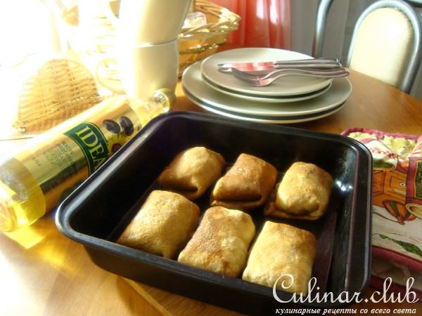 Блины фаршированные лесными грибами с гречкой и жареным луком.