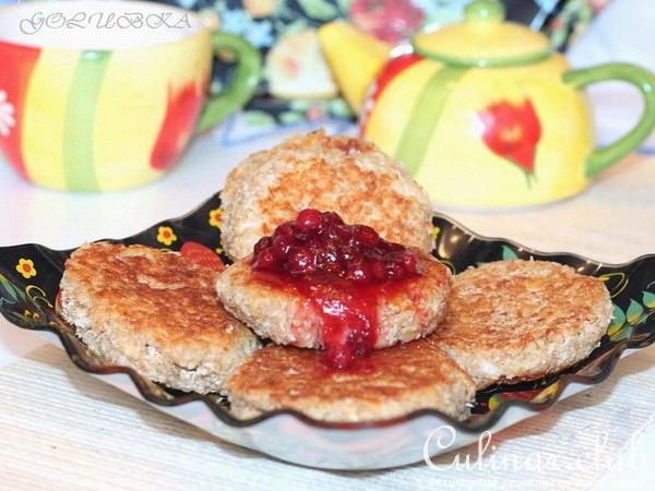 Яблочные сырники в панировке из овсяных отрубей