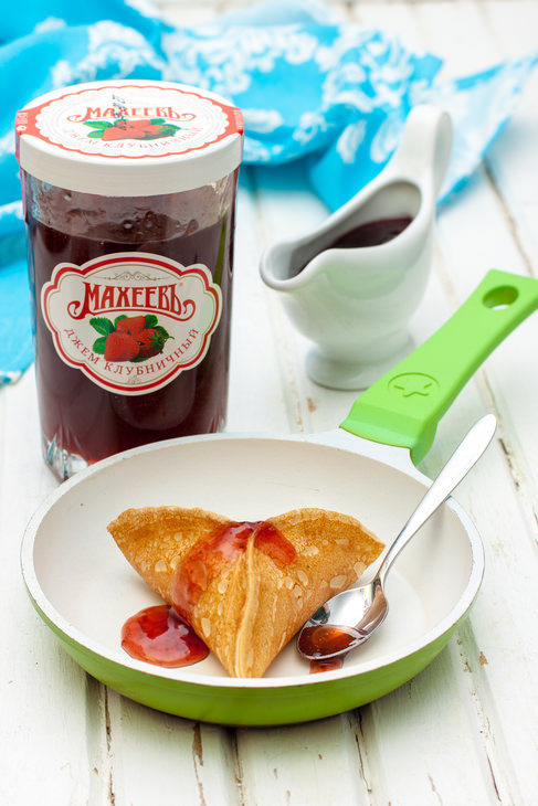 Блинчики с клубничным джемом