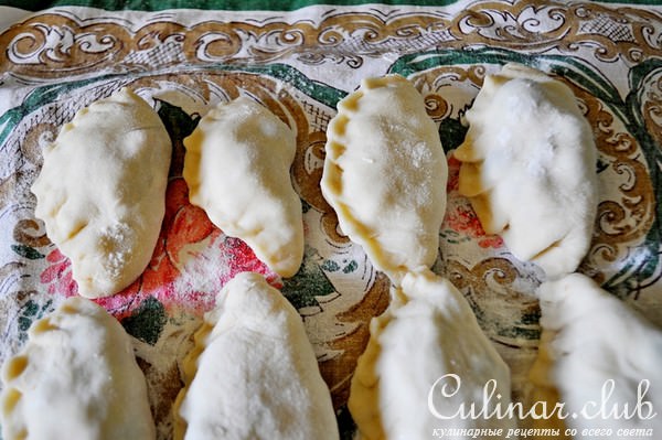 Вареники с чёрной смородиной и яблоками