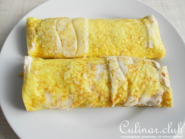 Блинные рулеты со сливочным муссом и абрикосами.