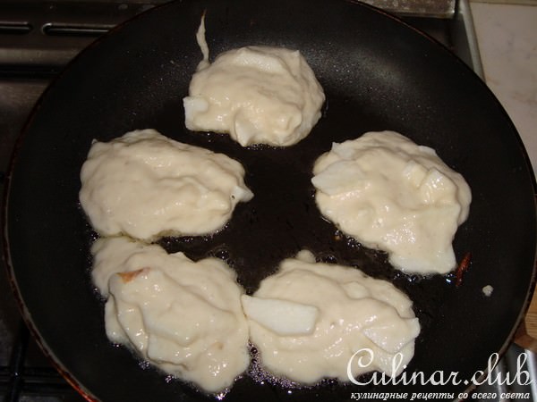 ОЛАДЬИ С ЯБЛОКАМИ (на дрожжах)
