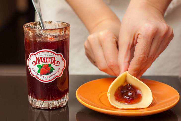 Блинчики с клубничным джемом