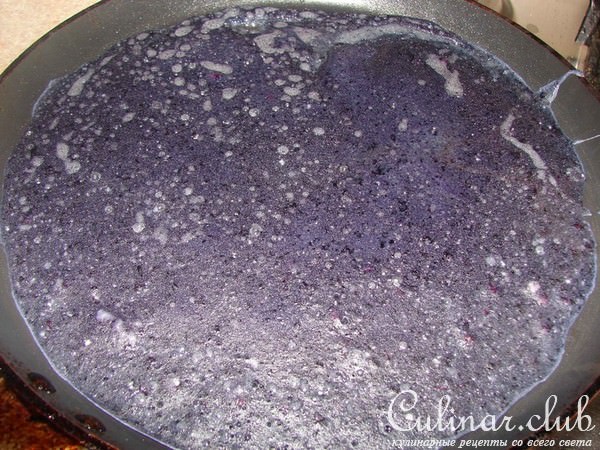 Тоненькие черничные блины с корицей
