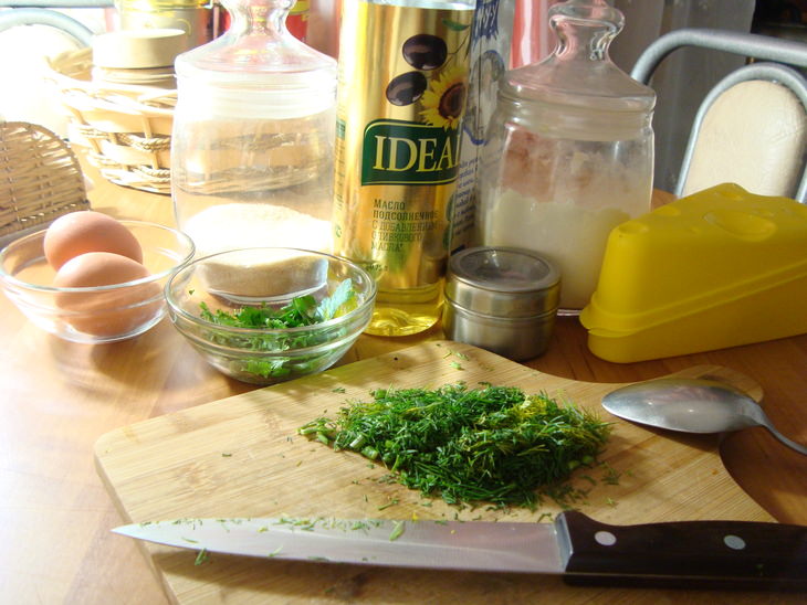 Блинный пирог с сыром и зеленью.