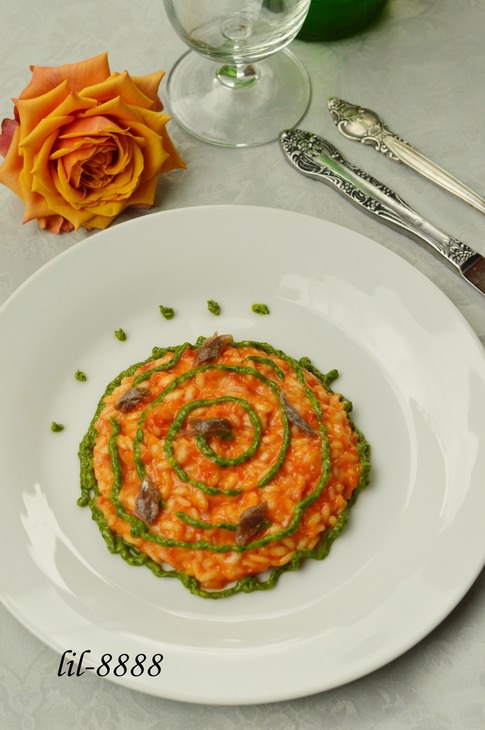 Сливочное ризотто с красным перцем, соусом из петрушки и анчоусами