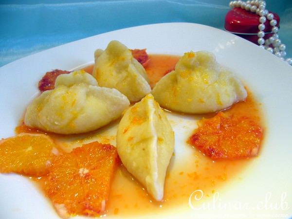Вареники из заварного теста с творогом и апельсиновым соусом