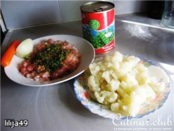 Куриные котлетки с цветной капустой и горошком