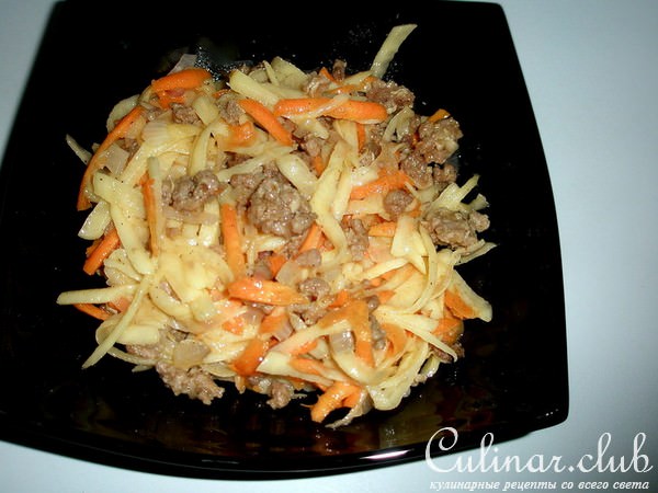 Капустные мешочки с мясом и овощами с соусом по мексикански
