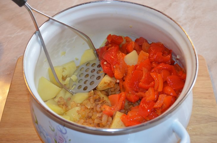 Нежная курочка с пюре из запечного сладкого перца и картофеля.