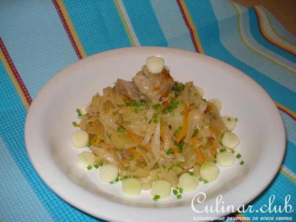 Капуста тушоная с мясом и яблоками