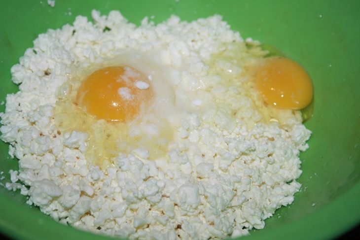 Пирожки из творожного теста с мясом и плавленым сыром