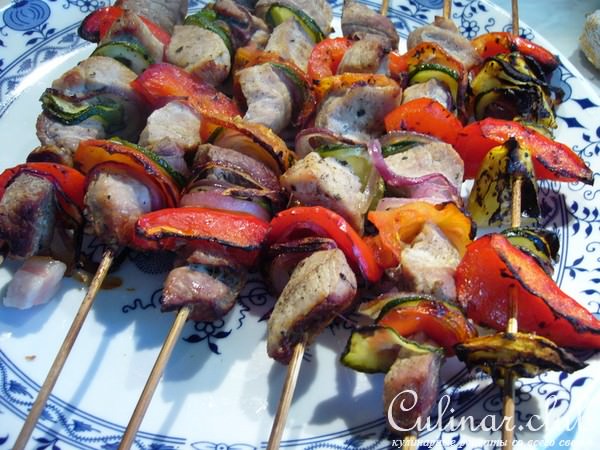Шашлычки ассорти (рыбные, мясные, овощные)