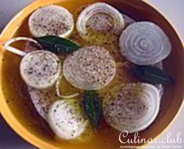 Маринованная рыба-меч с овощами.