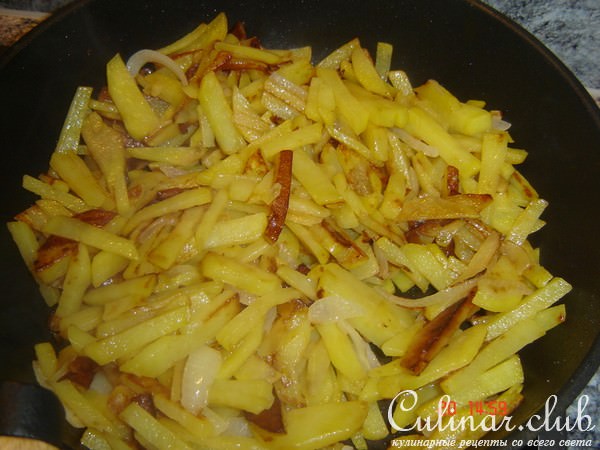 Тушёная капуста с жареной картошкой и беконом