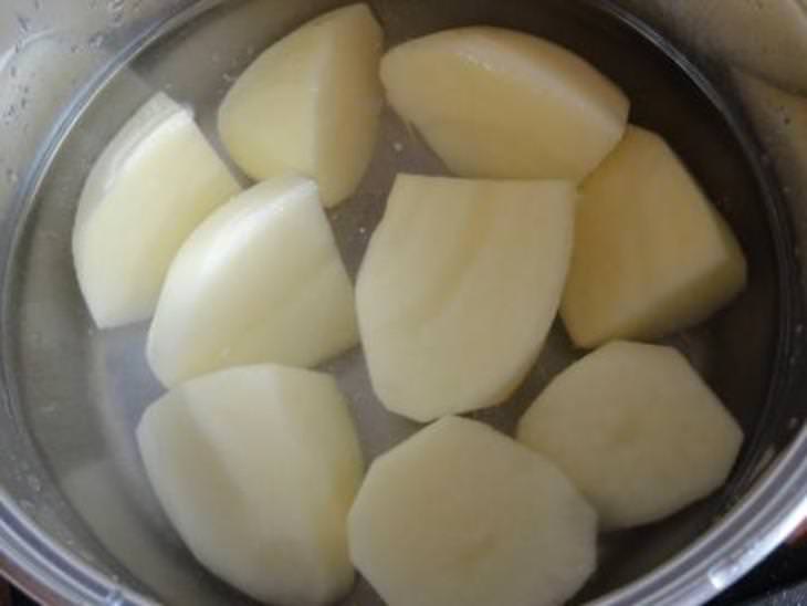 Картофельные крокеты с рыбой и с сыром.