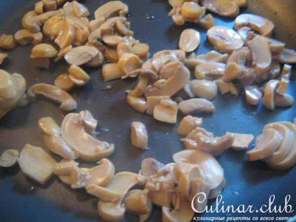Макароны с шампиньонами под сырным соусом