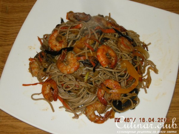 Гречневая лапша с королевскими креветками и овощами.