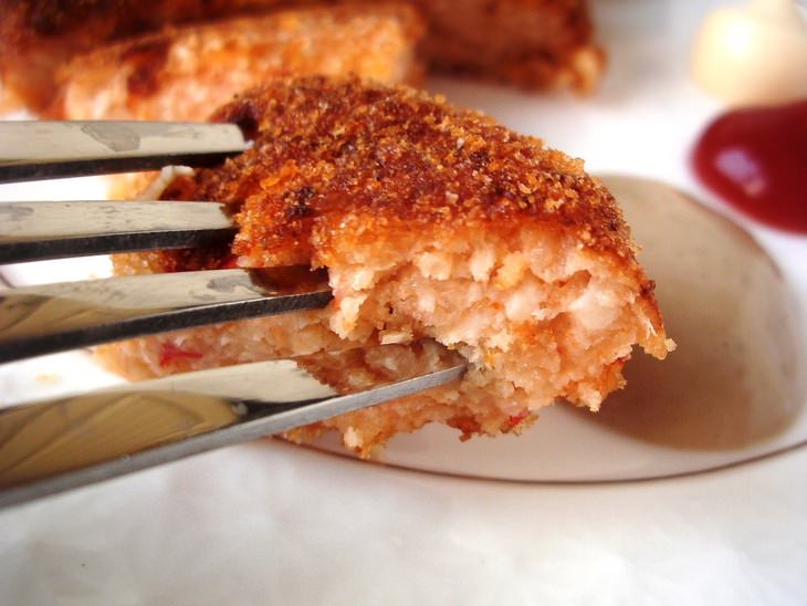 Котлеты из куриной грудки и брынзы с печеным перцем и сельдереем.