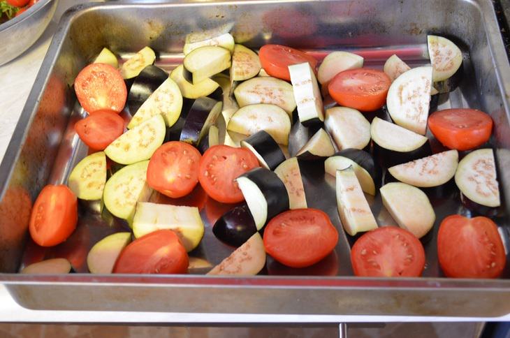 Цыпленок ( курица) на овощной подушке.