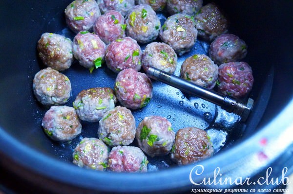 Мясные шарики из баранины с мятой и пикантным смузи-соусом