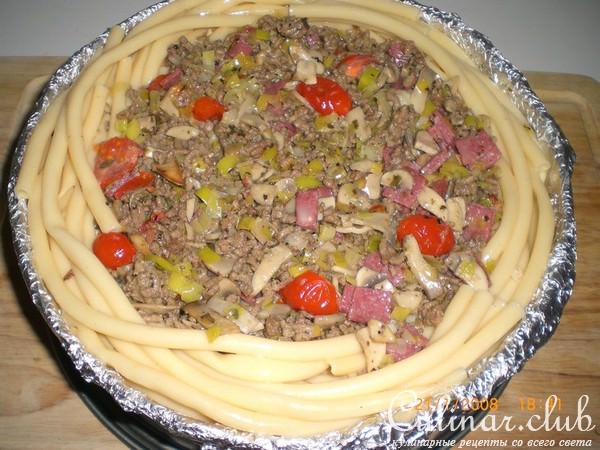 Макаронно-мясной торт с салями