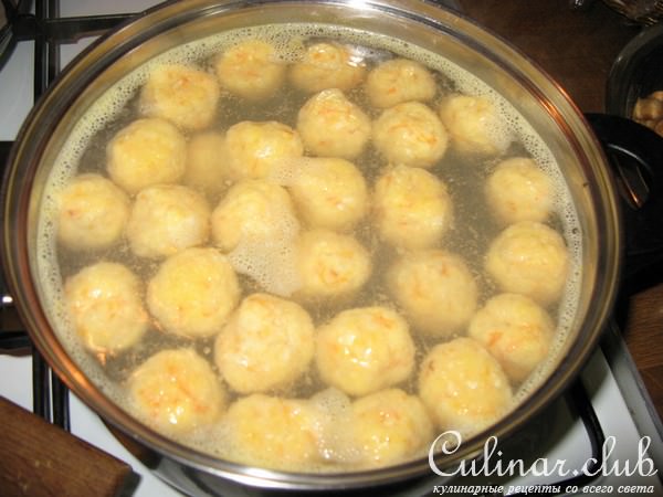Фрикадельки морковно-творожные с луковым соусом