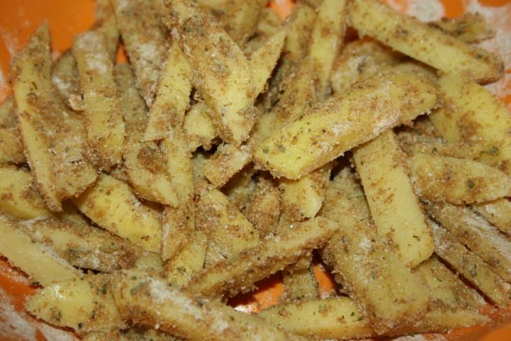 Сочная курочка с хрустящим картофелем и капустно-сырным салатом на гарнир
