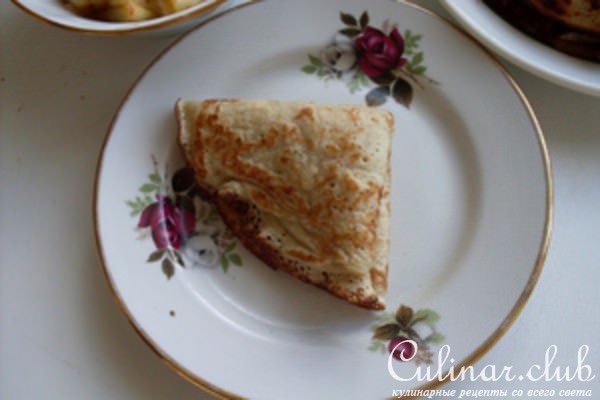 Блинчики с яблоками и клюквенным соусом