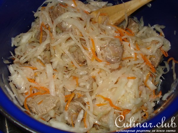 Капуста тушоная с мясом и яблоками