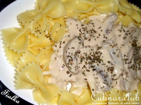 Пряные куриные бёдрышки в кунжуте на гарнир макароны-бантики в сливочно-грибном соусе